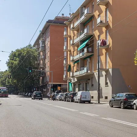 Guesthost - Bright Flat Sant Orsola & Laura Apartment